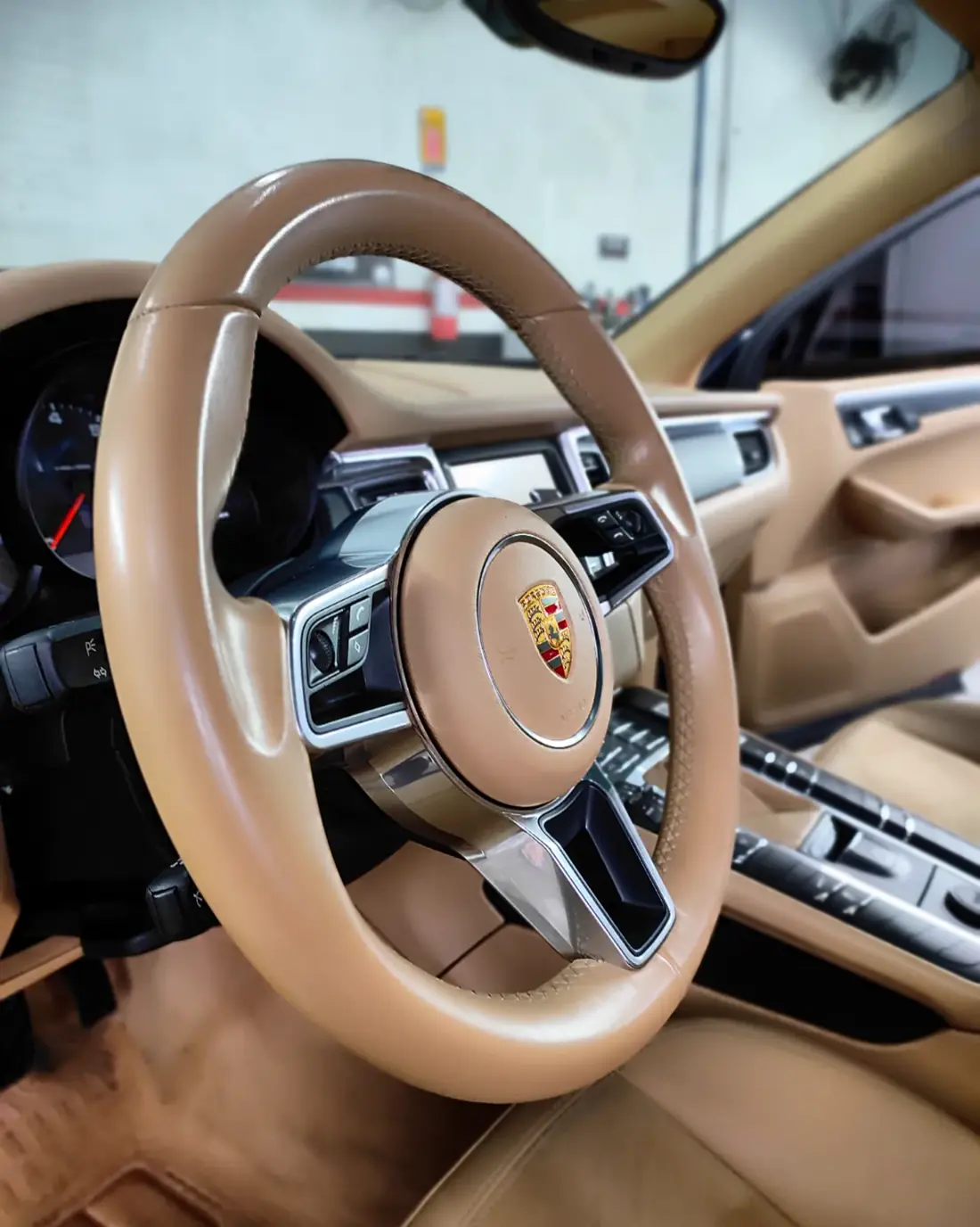 Interior de Porsche com couro caramelo higienizado e hidratado