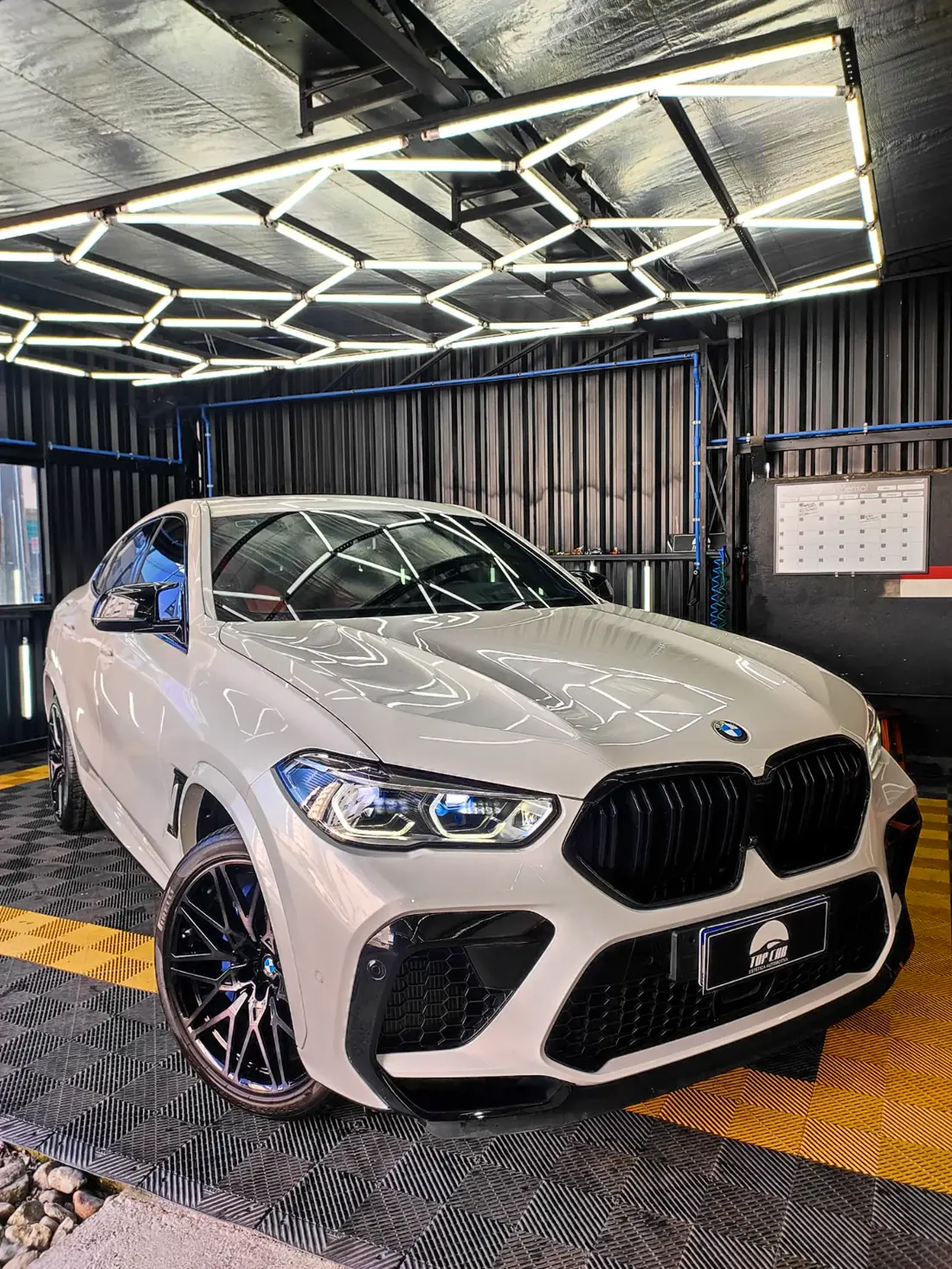 BMW X6 M branco finalizado no box da Top Car