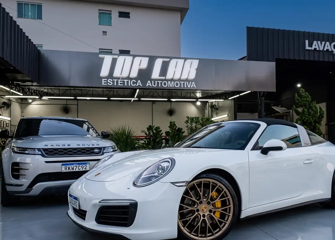 Fachada da Top Car Estética Automotiva com Porsche 911 e Range Rover detalhados